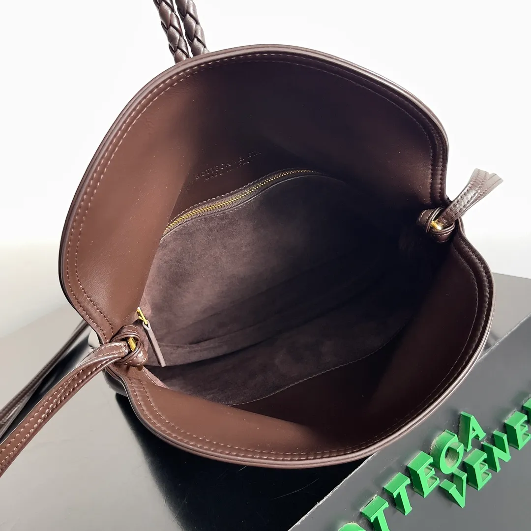 Batch 1680 Inspired by the 1970s, the Bottega Veneta women's logo shoulder bag has a smooth leather surface that brings a clean and handsome feel, just like the neatness and tenacity of a working woman. The front buckle is made of high-quality hardware pendant, the overall retro elegance, and the excellent leather feels soft. This Bottega Veneta series can be described as beautiful, weakening the complexity of the outfit, not competing for it, and only using the best quality to interpret itself. Style number: 806034 (large size) Size: 30*20*8cm